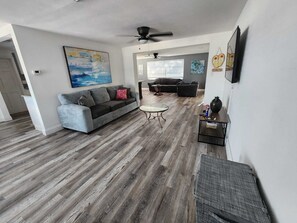 Smart TV - Seabreeze - Charming 2-bedroom house in amazing Holiday with WiFi, AC.  (Holiday)