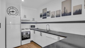 Jääkaappi, mikroaaltouuni, uuni, astianpesukone