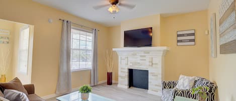 Smart TV, chimenea y oficina