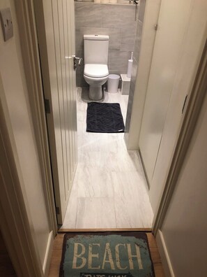 Hårtork, handdukar, tvål och toalettpapper