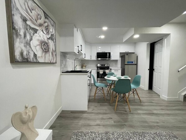 Een microgolfoven, een oven, een kookplaat, een vaatwasser