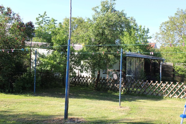 Blick aus meinem Garten auf den eingezäunten Bungalow-Bereich