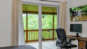 3 bedrooms, desk, iron/ironing board, travel crib