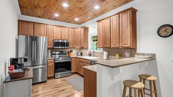 Mikrobølgeovn, ovn, kokeplater og oppvaskmaskin