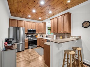 Een microgolfoven, een oven, een kookplaat, een vaatwasser