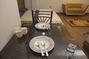 1 bedroom, WiFi, bed sheets - Smart Comfort Studio – DHA Phase-5 (Karachi)