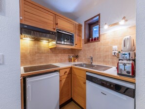 Fridge, oven, dishwasher, coffee/tea maker