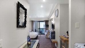 1 bedroom, iron/ironing board, Internet, bed sheets - Central City Winter Escape HotTub HeatedPool Sauna (Auckland)