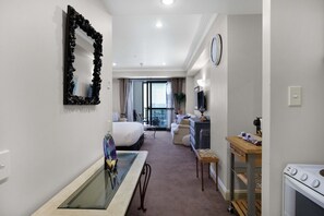 1 bedroom, iron/ironing board, Internet, bed sheets - Central City Winter Escape HotTub HeatedPool Sauna (Auckland)