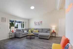 Een smart-tv, een tafeltennistafel en boeken