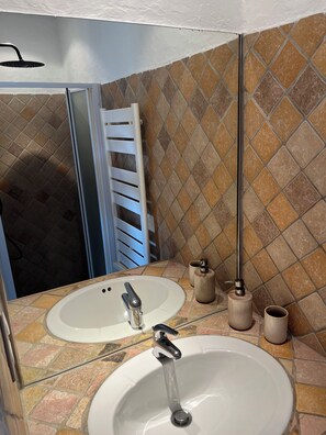 Dusche, Seife, Toilettenpapier