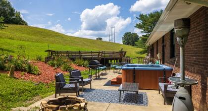 Charming house with a private swimming pool and hot tub in Hocking Hills.