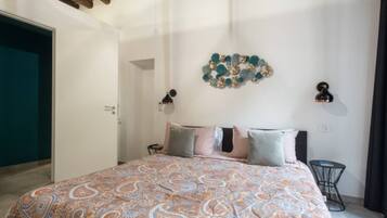 Appartamento Superior, balcone, vista cortile | Una cassaforte in camera, insonorizzazione, ferro/asse da stiro