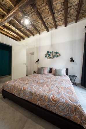 Appartamento Superior, balcone, vista cortile | Una cassaforte in camera, insonorizzazione, ferro/asse da stiro