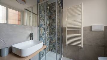 Deluxe Apartment, Balcony, City View | Bathroom