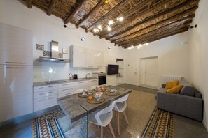 Deluxe appartement, balkon, uitzicht op de stad | Privékeuken | Een espressoapparaat, een koffiezetapparaat/waterkoker, een waterkoker