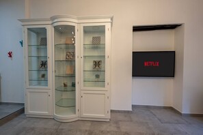 Superior Apartment, Balcony, Courtyard View | Living area | 50-inch flat-screen TV with satellite channels, Netflix - Casta Diva Luxury Apartments (Palermo)