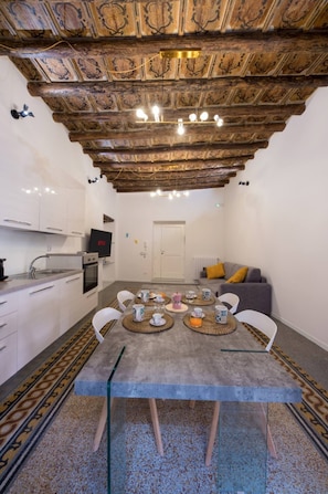 Appartamento Deluxe, balcone, vista città | Area soggiorno | TV a schermo piatto 50 pollici con canali satellitari, Netflix