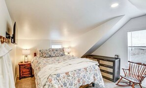 2 bedrooms, iron/ironing board, travel cot, WiFi - Catskills Lazy Lake House. A Superior 3 BR  Retreat. (Deposit)