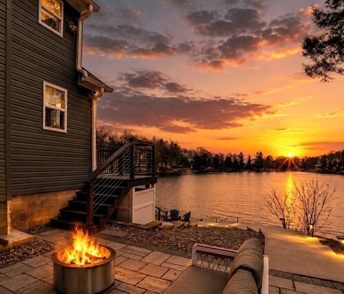 Cozy Waterfront Cottage- Kayaks, Paddle boards, Private Dock & Views.