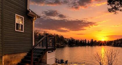 Cozy Waterfront Cottage- Kayaks, Paddle boards, Private Dock & Views.