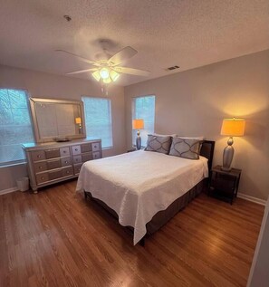 2 soveværelser, skrivebord, strygejern/strygebræt, weekendseng