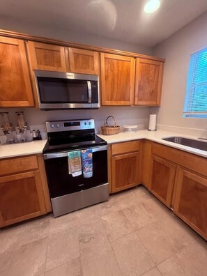 Køleskab, mikrobølgeovn, ovn, kogeplade