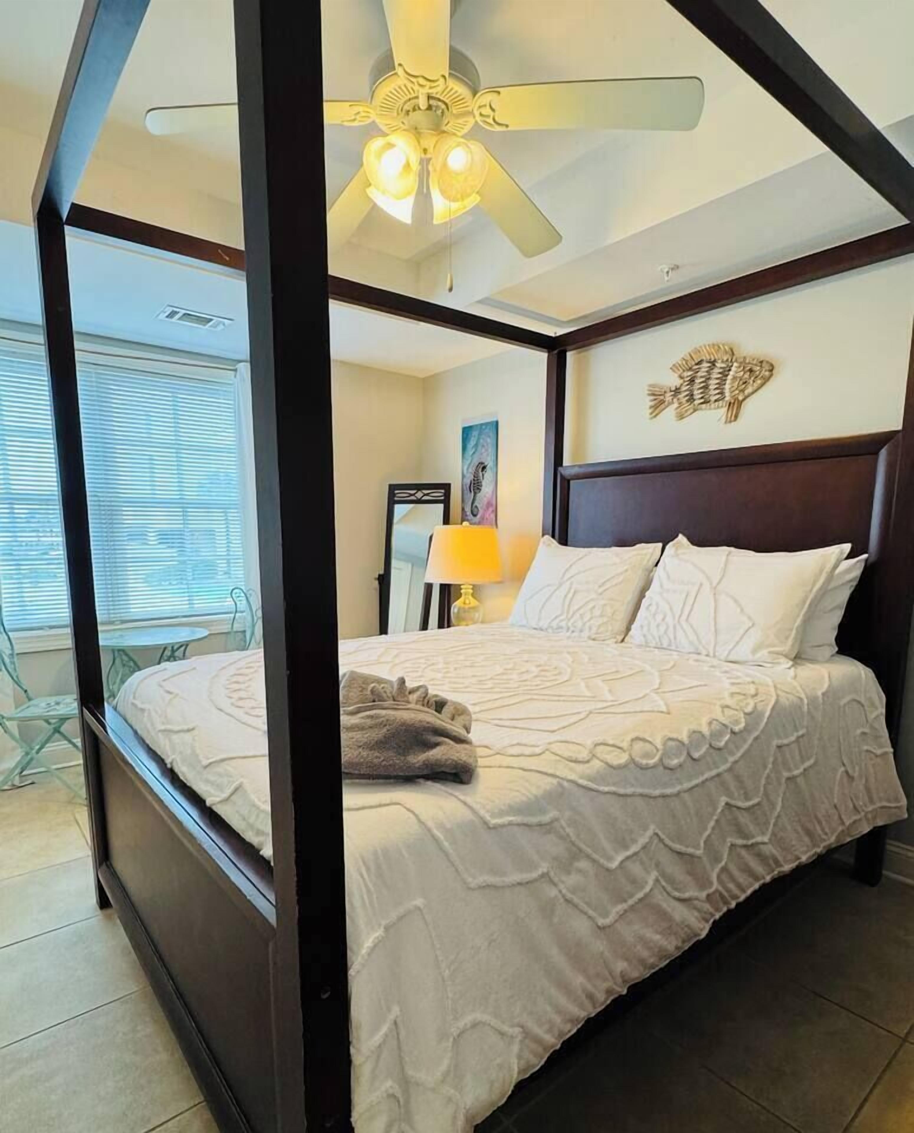 3 chambres, bureau, fer et planche à repasser, lit de bébé portatif