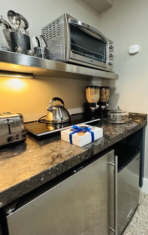 Réfrigérateur, micro-ondes, lave-vaisselle, cafetière/bouilloire