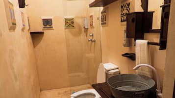 Habitación doble estándar, 1 cama matrimonial, refrigerador | Baño