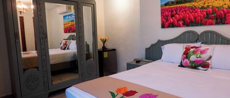 Dobbeltrom – standard, 1 dobbeltseng, kjøleskap | Blendingsgardiner, strykejern/-brett og wi-fi (inkludert)