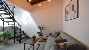 Smart-TV, Bücher, Stereoanlage