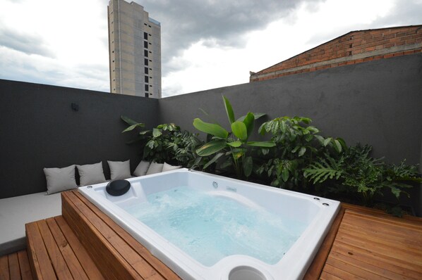 Outdoor spa tub