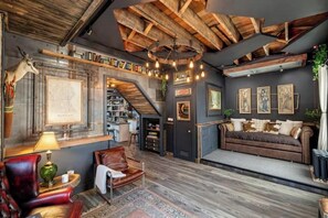 TV connectée, livres, médiathèque