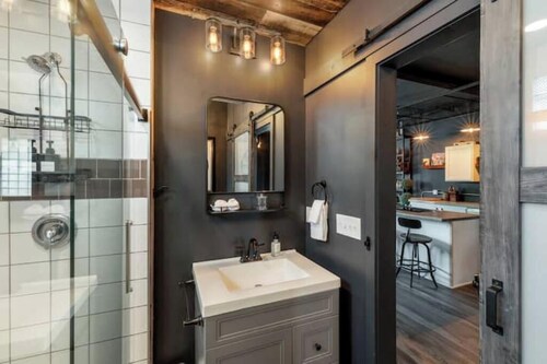 Large Milwaukee Home w. Hot tub/Courtyard/Arcade