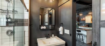 Large Milwaukee Home w. Hot tub/Courtyard/Arcade