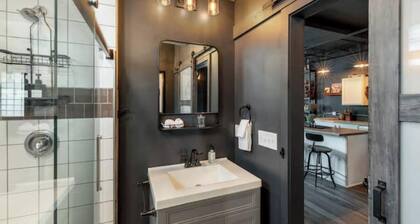 Large Milwaukee Home w. Hot tub/Courtyard/Arcade