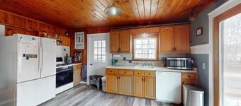 New! Keuka Farmhouse with lake access!