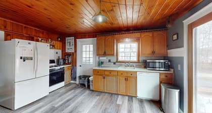 New! Keuka Farmhouse with lake access!
