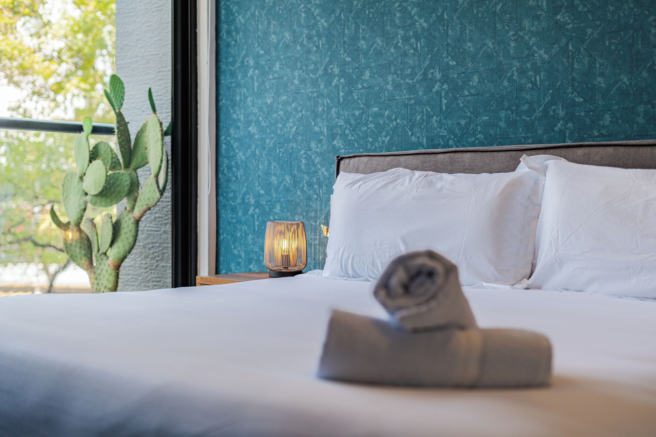 2 bedrooms, desk, WiFi, bed sheets