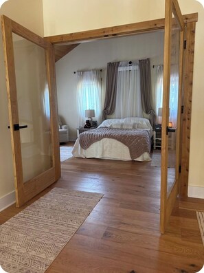 2 habitaciones, tabla de planchar con plancha, wifi y ropa de cama 