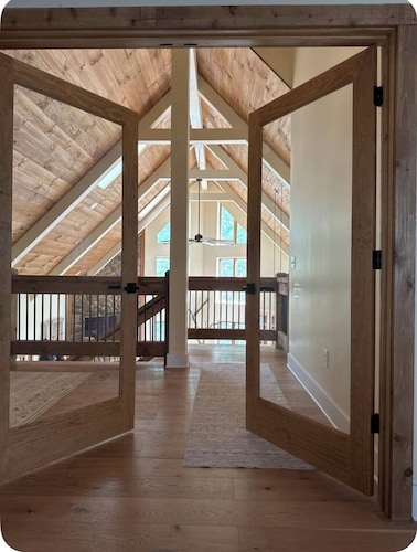 Charming 3 bedroom chalet with spa minutes from Lake Nottely