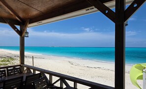 En la playa, sillas reclinables de playa, toallas de playa