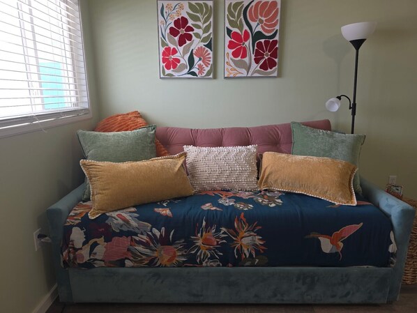 1 habitación, tabla de planchar con plancha, wifi gratis y ropa de cama 