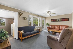 Living area - Charming 4-bedroom Lake House in a Resort Setting on Table Rock Lake MO (Branson West)