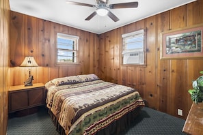 4 bedrooms, iron/ironing board, WiFi, bed sheets - Charming 4-bedroom Lake House in a Resort Setting on Table Rock Lake MO (Branson West)
