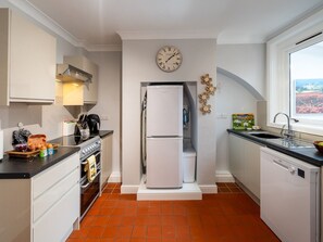 Kühlschrank, Mikrowelle, Ofen, Geschirrspüler