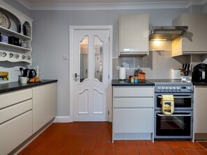 Geladeira, micro-ondas, fogão, lava-louças