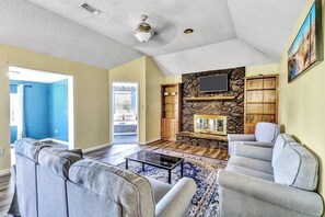 Smart TV, fireplace - Spacious 5-bedroom cabin in charming Howe with WiFi, AC (Howe)