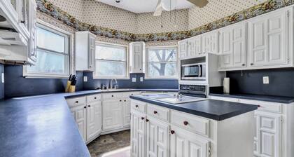 Spacious 5-bedroom cabin in charming Howe with WiFi, AC